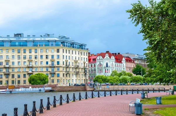 Embankment Large City Paved Red Stone Fenced Iron Chains Beautiful — Stock Photo, Image