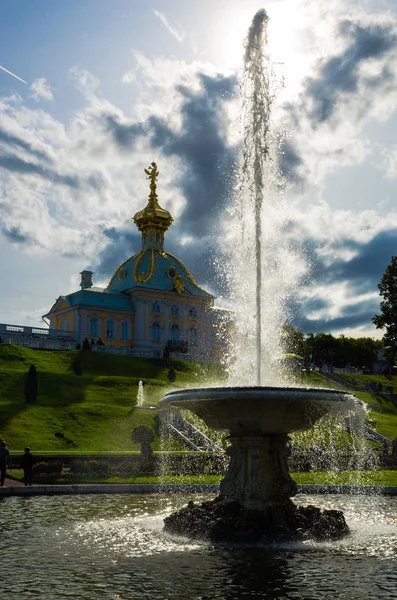 Water Spurts Tall Fountain Splashing Sun Ancient Baroque Palace Its — Stock Photo, Image