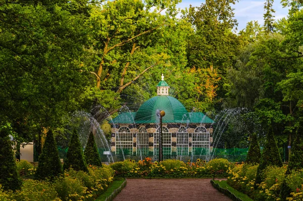 View Pavilion Fountain Surrounded Lawn Trees Flower Beds — Stock Photo, Image