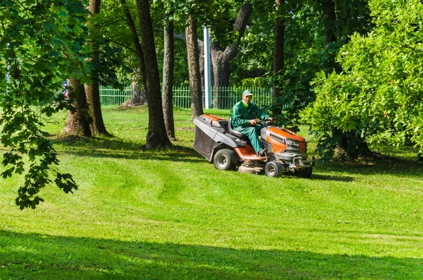 Gatchina Regione Leningrado Russia Agosto 2019 Lavoratore Tuta Verde Taglia Fotografia Stock