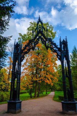 Parlak manzara mavi gökyüzü arka plan üzerinde demir Gotik kapaklı Park Güz