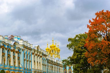 Saint Petersburg, Rusya 28 Eylül 2019: Gökyüzünün arka planında sonbahar yaprakları boyunca altın kubbeli barok tarzı saray