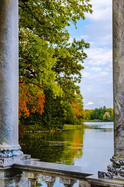 View Marble Bridge Blue Lake Autumn Park Background Blue Sky — Stock Photo, Image