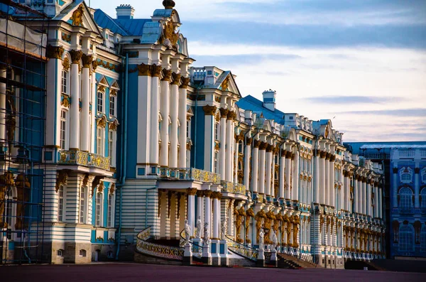 ロシアのサンクトペテルブルク2019年9月28日 ツァルスコエ セロのカトリーヌ宮殿の主なファサードの断片 — ストック写真