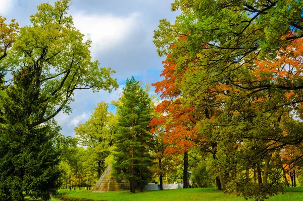 Paesaggio Autunnale Parco Con Piramide Pietra Giallo Verde Foglie Rosse Foto Stock