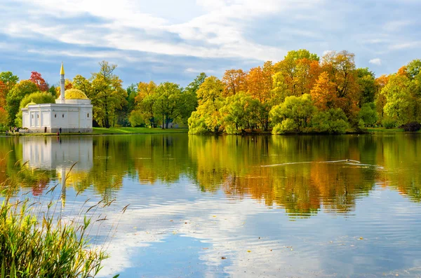 Paesaggio Autunno Parco Con Lago Bagno Turco Immagine Stock