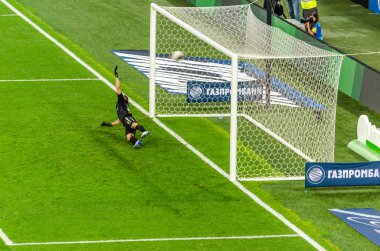 Saint Petersburg, Rusya - 19 Ekim 2019: Rusya Premier Ligi Zenit 'in 13. raundunun futbol maçı - Zenit kalecisi Mikhail Kerzhakov penaltı noktasından gol attı. Maçın skoru 6: 1.