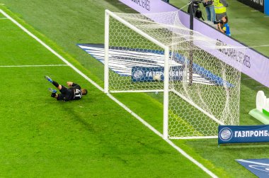 Saint Petersburg, Rusya - 19 Ekim 2019: Rusya Premier Ligi Zenit 'in 13. raundunun futbol maçı - Zenit kalecisi Mikhail Kerzhakov penaltı noktasından gol attı. Maçın skoru 6: 1.