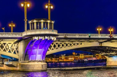 Neva Nehri 'ni kaplayan bir köprü. Saint Petersburg' da beyaz bir gecede fenerlerle ve projektörlerle aydınlatılmış.