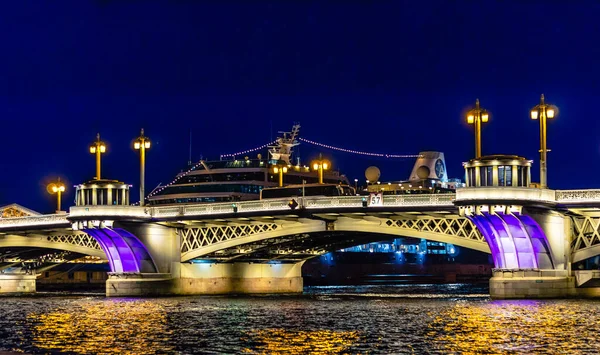 Мост Через Неву Освещенный Фонарями Прожекторами Белую Ночь Санкт Петербурге — стоковое фото