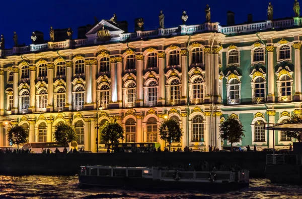ロシアのサンクトペテルブルク2019年6月26日 ネヴァ川の堤防上の夜の光の中のバロック宮殿 — ストック写真