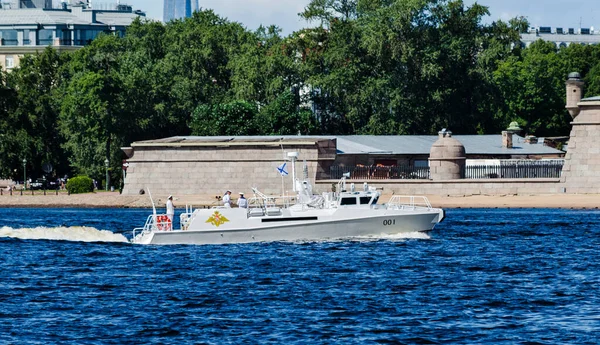 头戴俄罗斯总统徽章的猛禽巡逻艇正驶向彼得和保罗要塞的码头 — 图库照片