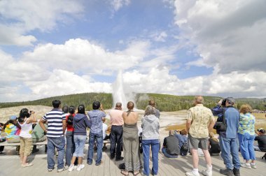 Yellowstone Milli Parkı, Wyoming - 6 Eylül: 6 Eylül 2009 tarihinde Old Faithful şofben Yellowstone Milli Parkı'nda çekim turist.