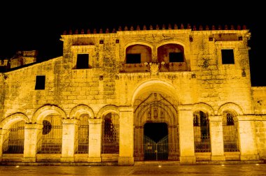 Eski Katedrali, Santa Maria la Menor koloni bölgesi Santo Domingo, Dominik Cumhuriyeti için gece görünümü.