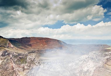 Aktif yanardağ krater havadan görünümü