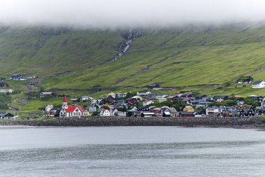 Vagar Faroe dili Adası Güney kıyısında denizden gördün Sandavagur şehir