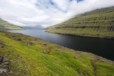 Faroe dili Adası Eysturoy Funningsfjordur peyzaj