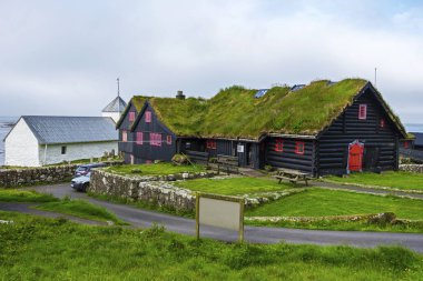 Geleneksel Faroe dili ahşap Kirkjubour köye aziz Olav Kilisesi sol, Faroe dili Adası, Streymoy burada 