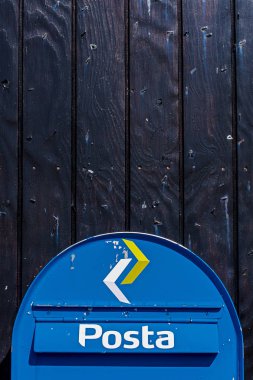 Kirkjubour Faroe 11 Temmuz 2018 sabit Faroe dili posta servisi Poste kutusunda siyah acı dolu ahşap duvar.  