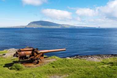 Torshavn, Faroe dili Adası Streymoy Kalesi'nin Skansin içinde savaş gemisi İngiliz silahtan. Atlantik Okyanusu ve Nolsoy Adası arka plan vardır