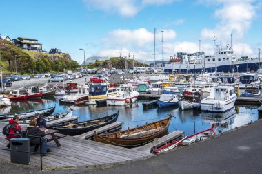 Torshavn, Faroe Adaları 11 Temmuz 2018 Vestaravag Körfezi ve Torshavn eski çeyrek quayside binalarla, Faroe dili Streymoy Adası