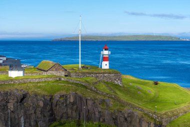 Torshavn ve Faroe dili Streymoy Adası onun feneri Skansin Kalesi. Atlantik Okyanusu ve Nolsoy Adası arka plan vardır