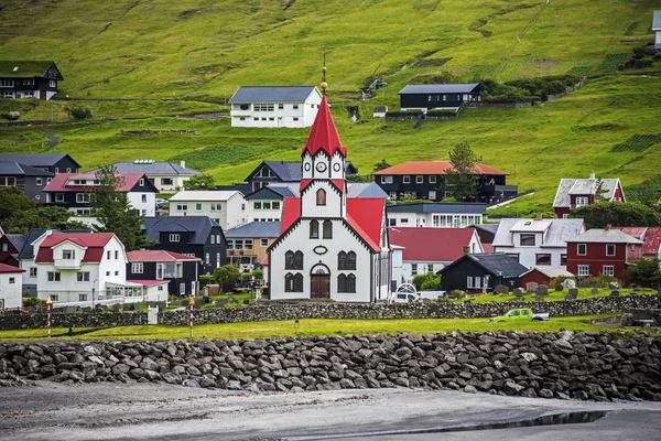 Paisagem Urbana Sandavagur Com Igreja Meio Costa Sul Ilha Faroesa — Fotografia de Stock