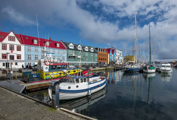 Torshavn, Faroe Adaları 11 Temmuz 2018 Vestaravag Körfezi ve Torshavn eski çeyrek quayside binalarla, Faroe dili Streymoy Adası