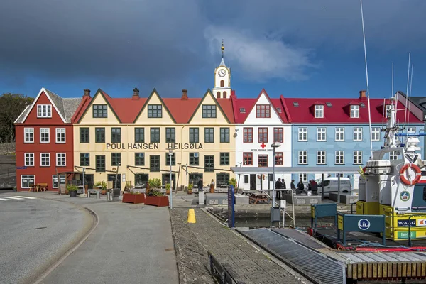 Torshavn, Faroe Adaları 11 Temmuz 2018 Vestaravag Körfezi ve Torshavn eski çeyrek quayside binalarla, Faroe dili Streymoy Adası