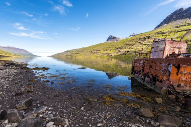 Mjoifjordur yatay, arka planda değil, Doğu İzlanda Austurland gemi enkazı  