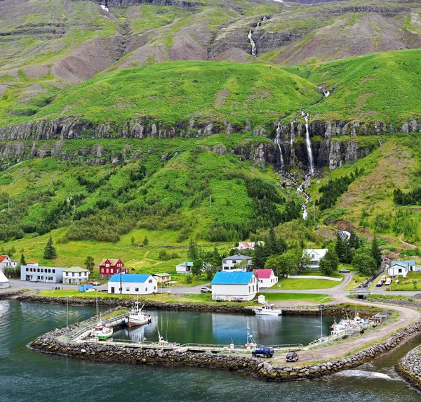 Seythisfjorthur Porto Para Barcos Locais Leste Islândia Encosta Montanha Está — Fotografia de Stock