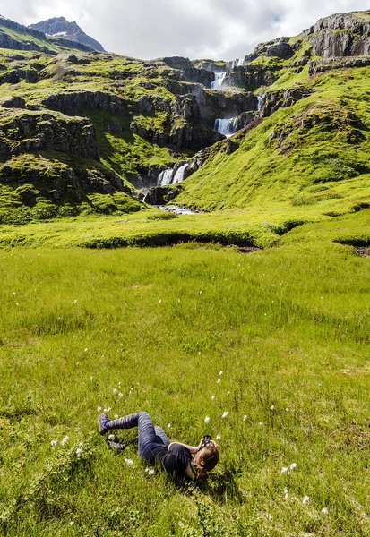 Las Mujeres Posición Acostada Están Fotografiando Cascada Klifbrekkufossar Fondo Del —  Fotos de Stock