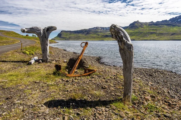 在冰岛东部 Mjoifjordur 峡湾边界上垂直固定的传动食品和老锚 — 图库照片