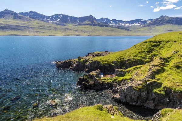 Mjoifjordur の海岸線が Hofsa 川に参加する大西洋 Austurland Fjardabyggd 東アイスランド — ストック写真