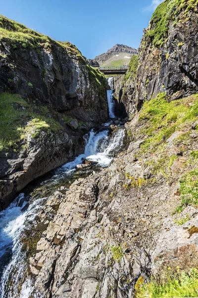 Vapor Del Río Hofsa Cayendo Hasta Frontera Del Fiordo Mjoifjordur — Foto de Stock