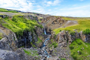 Kayalık yatay, Doğu İzlanda Belediyesi Fljotsdalshreppur Hengifoss ve Litlanesfoss şelalenin gelen water kursu 