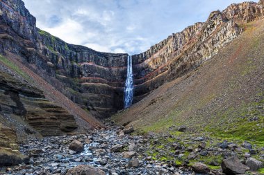 Hengifoss şelale ve kil, Doğu İzlanda Belediyesi Fljotsdalshreppur ince, kırmızı ve sarı katmanlarla bazaltik tabakaları görüntülemek
