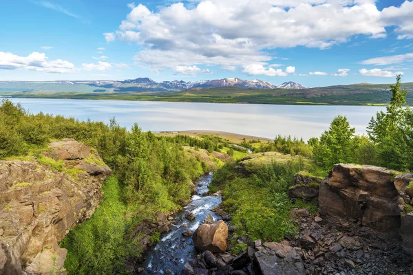 東アイスランド Fljotsdalsherad 自治体の山の風景のラーガルフリョゥト湖湖に落ちて水コースがバック グラウンドで — ストック写真