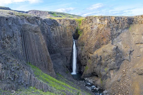 Vue Litlanesfoss Cascade Colonnes Basalte Verticales Sont Autour Fljotsdalshreppur Municipalité — Photo