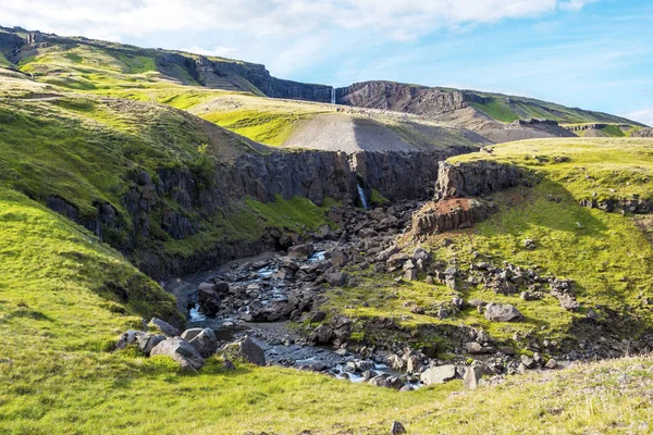 在冰岛东部的 Fljotsdachalachpur Hengifoss Litlanesfoss 瀑布下来的峡谷景观 — 图库照片