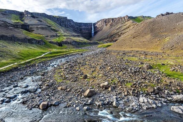 東部アイスランドの Fljotsdalshreppur 自治体へインギフォスもあります滝から下って来る水コースと渓谷の風景 — ストック写真