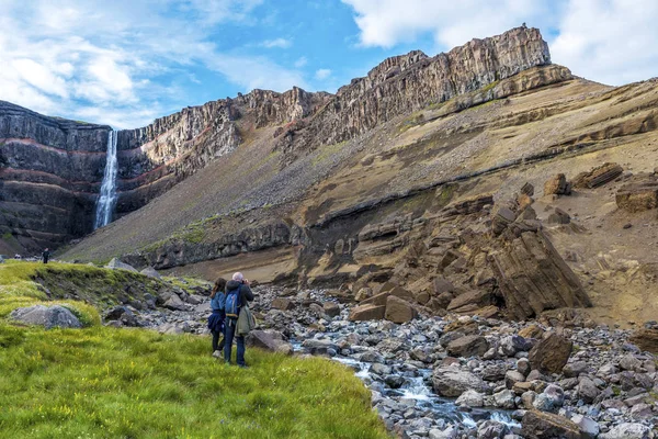 Fljotsdalshreppur アイスランド 月へインギフォスもあります滝と粘土 東部アイスランドの Fljotsdalshreppur の自治体の薄い 赤と黄色の層と玄武岩質層の周りの壮大な風景を楽しんで 2018 男と女観光客 — ストック写真