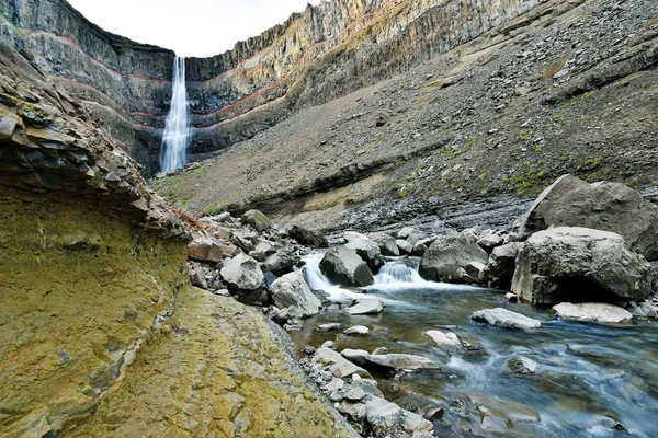 Vista Cascada Hengifoss Pared Estratos Basálticos Con Capas Delgadas Rojas — Foto de Stock