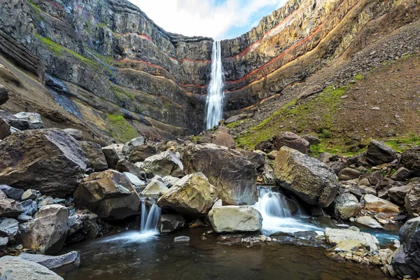 Cascada Hengifoss Pared Estratos Basálticos Con Capas Delgadas Rojas Amarillas — Foto de Stock