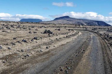 Austurleid yol 910 geçiş Odadahraun çölde kuzeyinde Vatnajokull Milli Parkı, Herdubreid volkan manzaraya sol arka plan olduğunu 