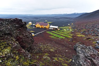 Dağ kulübe Sigurdarskali ve Kverkfjoll massif ve buzullar Vatnajokull İzlanda Milli Parkı'nın sınırına, kamp görüntülemek