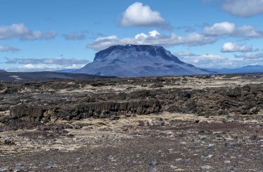 Herdubreid volkan dağ Doğu'dan görüntülenebilir ve lav oluşumları Odadahraun çöl ön plan, İzlanda'nın Central Highlands vardır