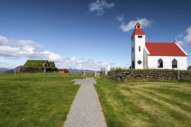 Yürüyüş Modrudalur kilise Doğu Island sol sağ ve geleneksel çim evleri geçmek. Austurland Belediyesi Fljotsdalsherad. 