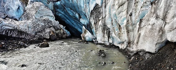 Kverkfjoll 山地の水から氷河の氷の洞窟でパノラマ ビューは バック グラウンドでです Vatnajokull 国立公園 Fljotsdalsherad アイスランド — ストック写真