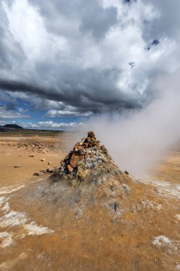 Kuzey Adası'Hverarond hidrotermal sitedeki aktif Fumarole. Bulutlu gökyüzü arka plan olduğunu 